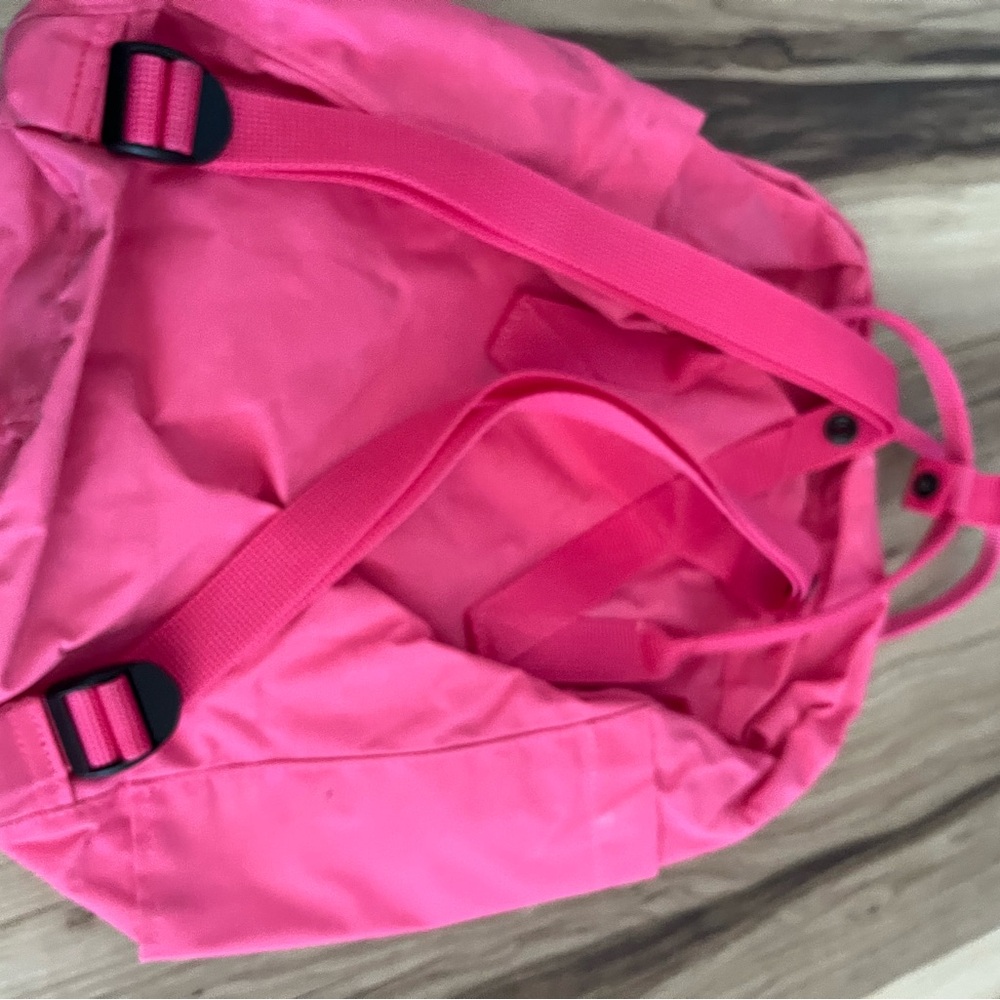 Fjallraven Kanken Hot Pink Backpack marks - Picture 4 of 8